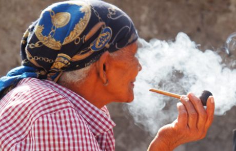 Santo Antao – Donna Gli incontri: donna che fuma la canhota (pipa)