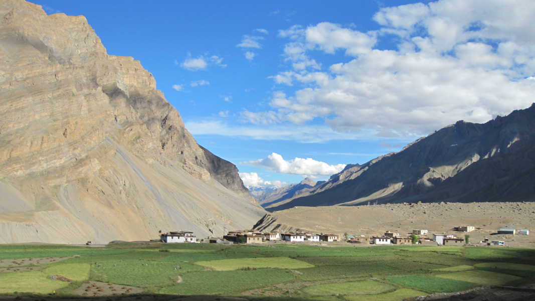 Villaggio e campi coltivati tra le aride montagne della valle dello Spiti