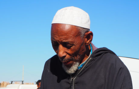 Marocco-Chegaga-1050440 Venditore di datteri al mercato di Merzouga